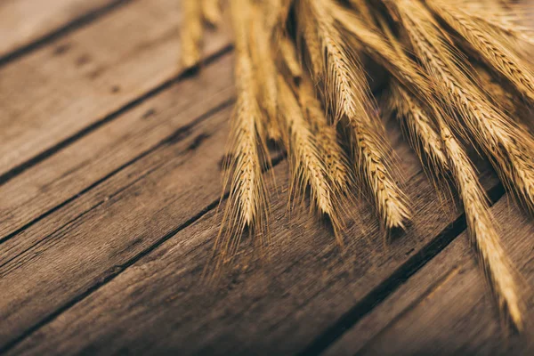Спелой пшеницы на столе — стоковое фото
