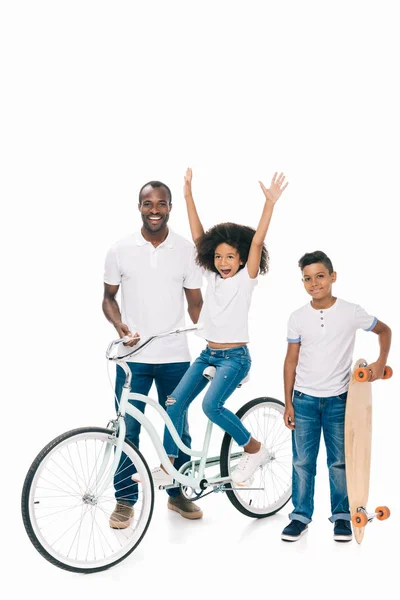 Афро-американской семьи с велосипедов и скейтборд — стоковое фото