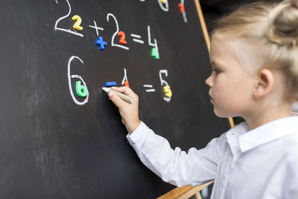 Ребенок, изучении чисел — стоковое фото