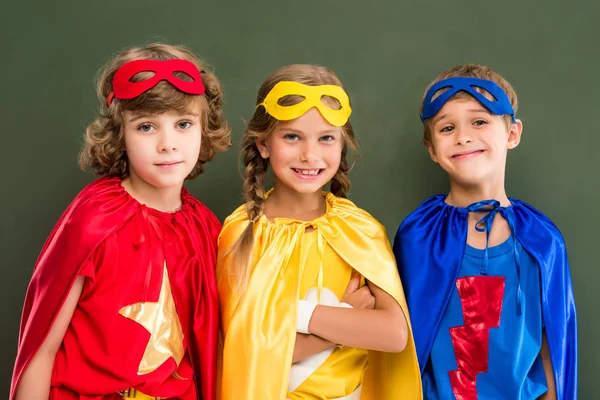 Учащиеся в костюмы супергероев — стоковое фото