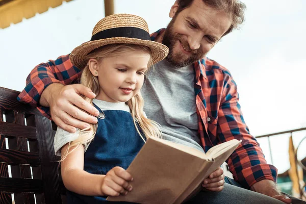Отец и дочь с книгой — стоковое фото