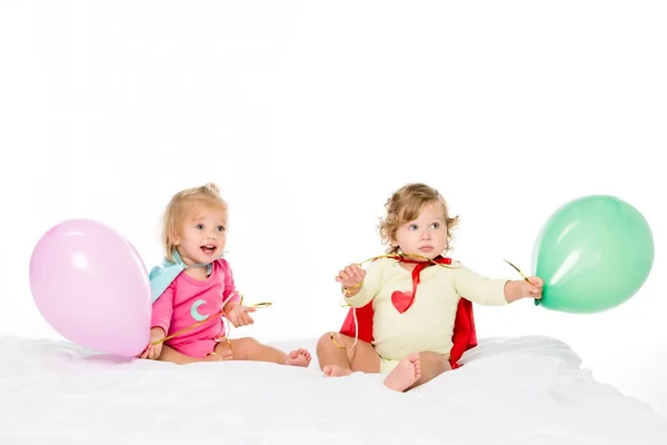 Милые малыши с воздушными шарами — стоковое фото