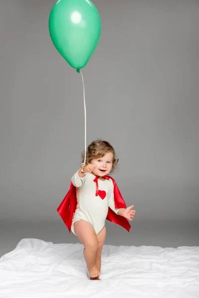 Счастливый малыш с шар — стоковое фото