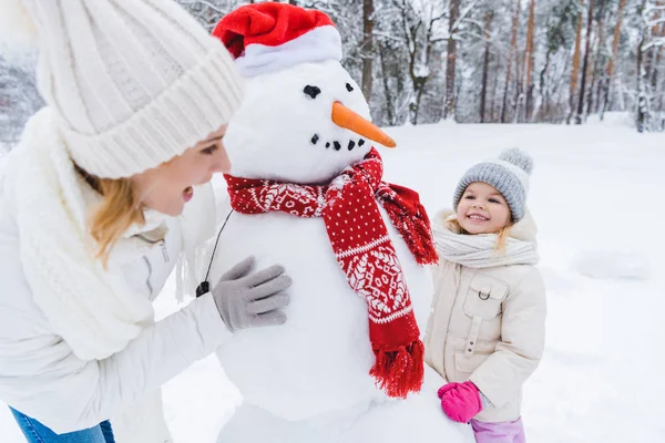 Счастливая Мать Дочь Играя Снеговика Зимнем Парке — стоковое фото