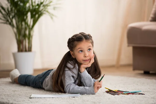 Прелестный Маленький Ребенок Лежа Ковре Рисование Цветными Карандашами — стоковое фото