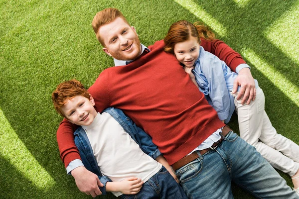 Вид Сверху Счастливый Отец Очаровательны Мало Детей Вместе Лежал Траве — стоковое фото