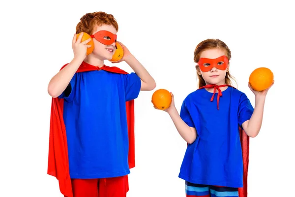 Милые Супер Детей Масках Плащей Холдинг Апельсины Изолированные Белом — стоковое фото