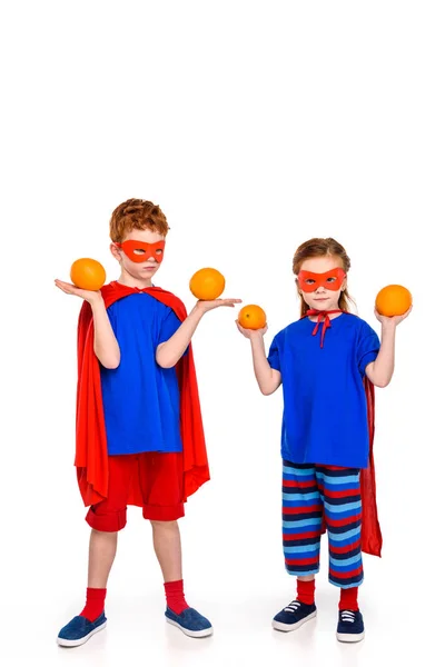 Очаровательны Мало Детей Костюмы Супергероев Холдинг Апельсины Изолированные Белом Фоне — стоковое фото