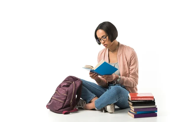 Афро Американских Студентка Чтение Книг Сидя Полу Рюкзаком Изолированные Белом — стоковое фото