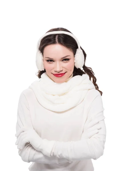 Улыбающиеся женщина в затычки для ушей и шарф — стоковое фото