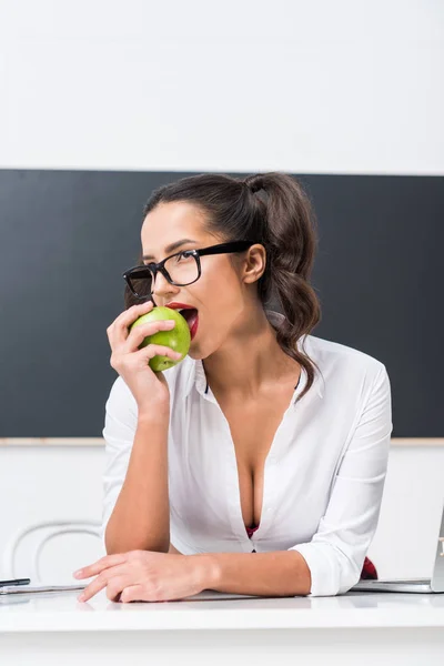 Молодая Сексуальная Учительница Питания Apple Рабочий Стол Классе — стоковое фото