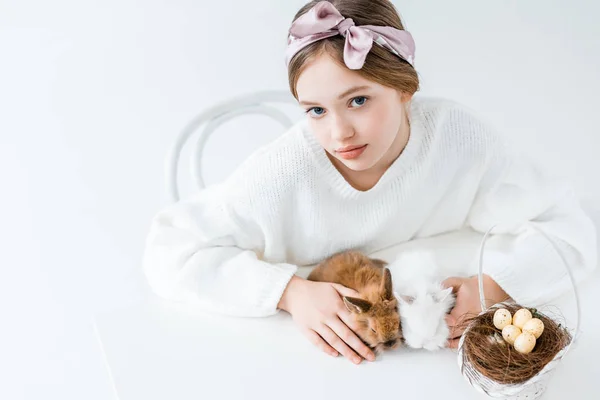 Красивая Девушка Глядя Камеру Сидя Пушистые Кролики Корзина Пасхальные Яйца — стоковое фото