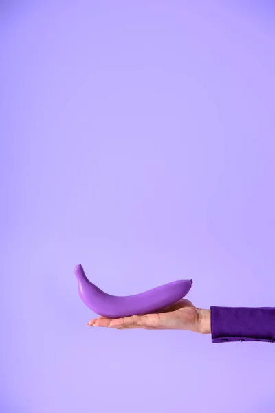 Обрезанный Вид Женские Руки Держащей Фиолетовый Банан Изолированные Ультра Фиолетовый — стоковое фото