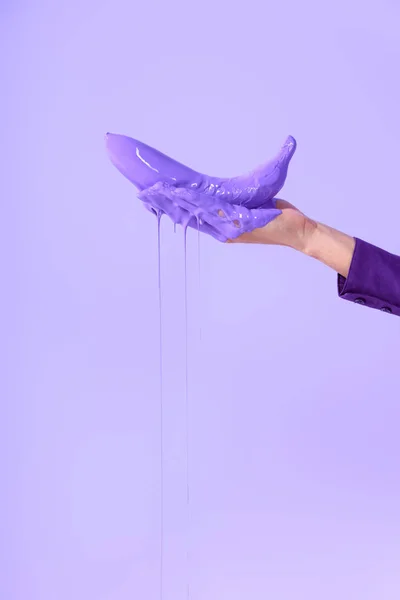 Обрезанный Вид Женские Руки Держащей Банан Фиолетовые Краски Изолированные Ультра — стоковое фото