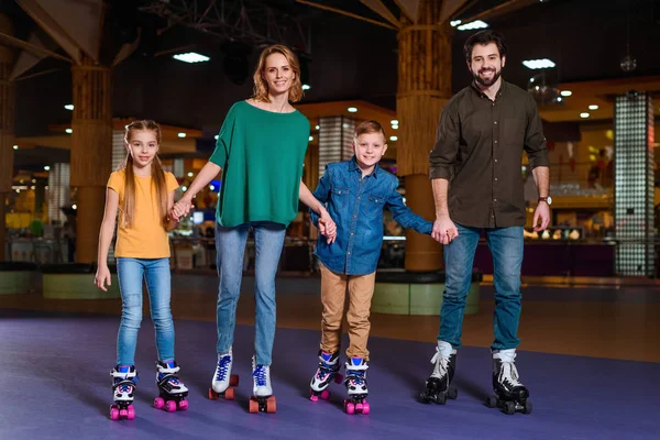 Родители и дети, Катание на коньках вместе на Роликовый каток — стоковое фото