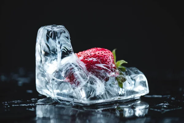 Клубника замороженная в кубик льда — стоковое фото