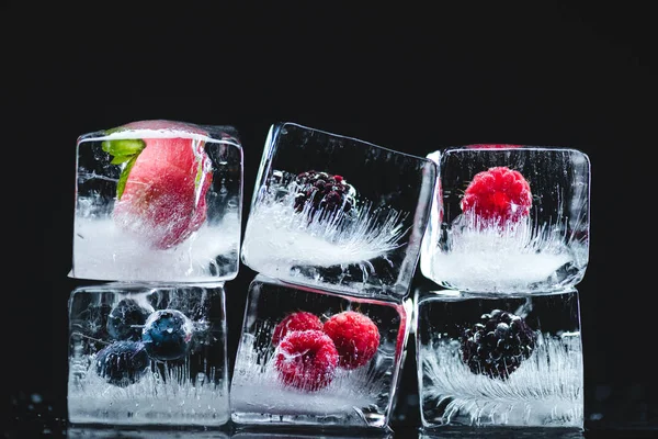 Фрукты замороженные в кубики льда — стоковое фото