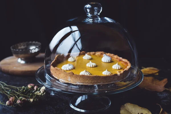 Тыквенный пирог в стекло торт стенд — стоковое фото