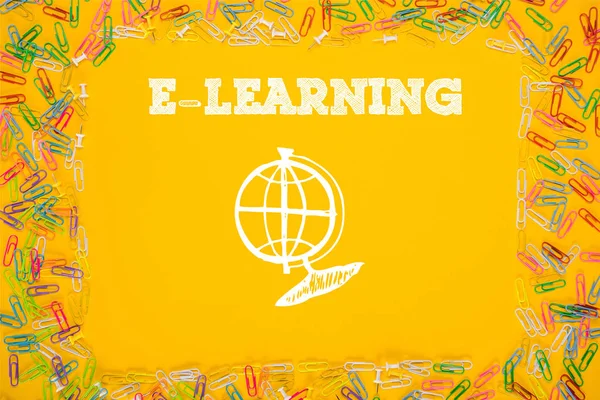 Рисованные глобус с словом E-learning — стоковое фото