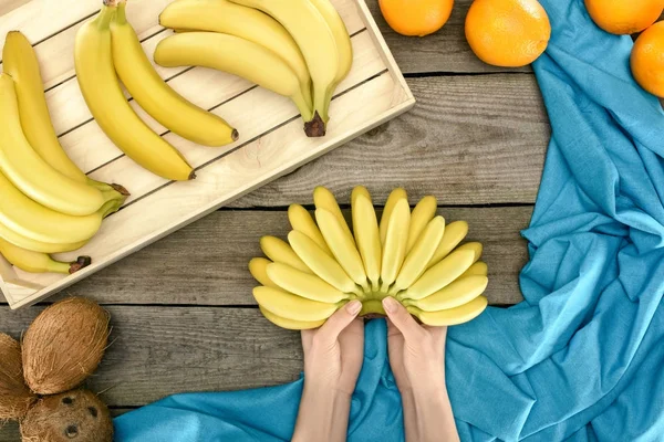 Связка бананов в руках — стоковое фото
