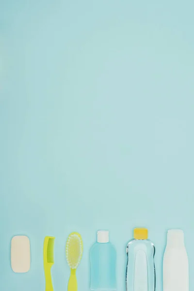 Вид Сверху Строке Аксессуаров Ванной Комнаты Изолированные Голубой — стоковое фото