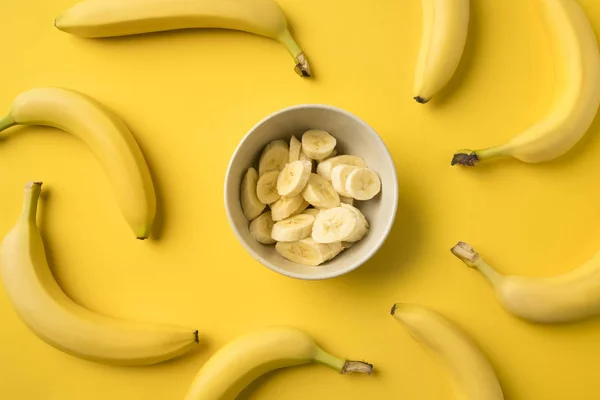 Тарелка с Вырезать бананы — стоковое фото