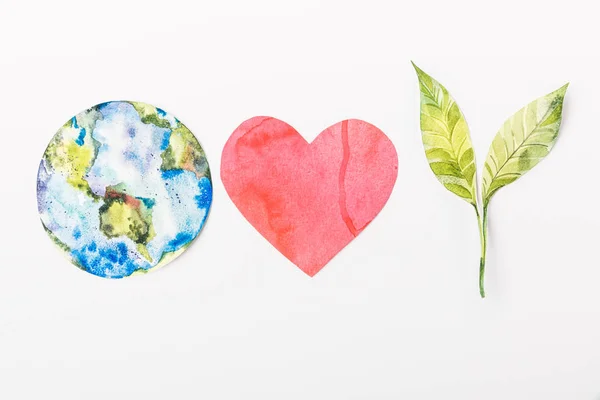 Вид Сверху Бумаги Сделал Красочные Глобус Красные Сердца Зеленые Растения — стоковое фото