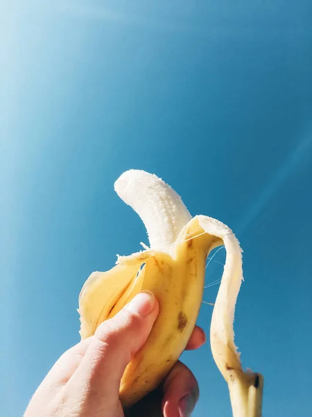 Рука Холдинг очищенный банан — стоковое фото