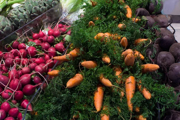 Заделывают Морковь Редис Свеклы Овощной Отдел Магазине — стоковое фото