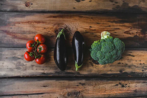 Eggplants and broccoli — стоковое фото