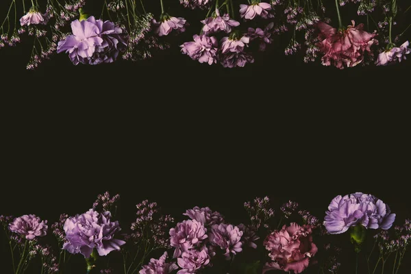 Красивые Цветочные Рама Изготовлена Свежие Розовые Фиолетовые Цветы Сложенные — стоковое фото
