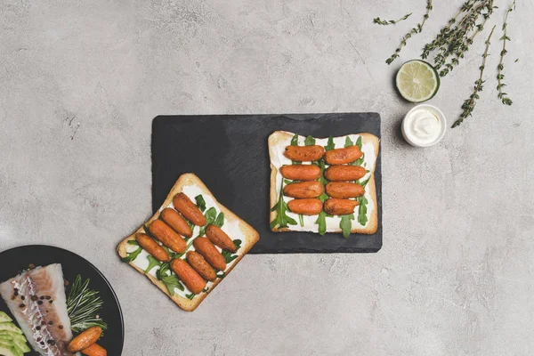 Вид Сверху Здорового Бутерброды Рукколой Морковь Грифельную Доску — стоковое фото