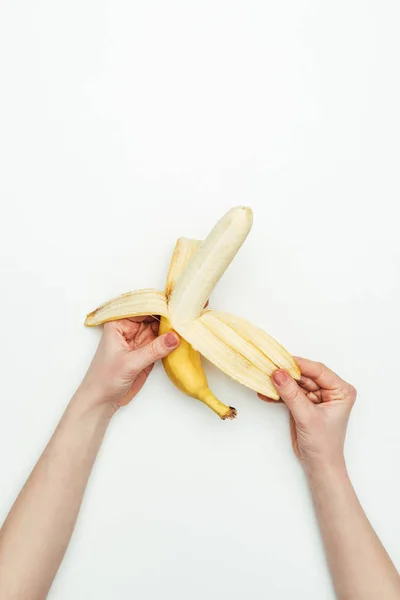 Обрезанное Изображение Банана Пилинг Женщина Изолированные Белом Фоне — стоковое фото