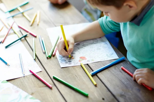 Маленький мальчик, рисунок с цветом мелки — стоковое фото