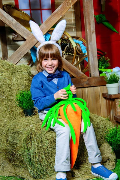Веселый малыш с морковью — стоковое фото