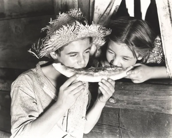 Дети, имеющие арбуз — стоковое фото