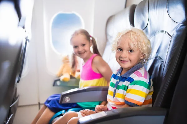 Дети полет самолета. Fligh с детьми — стоковое фото