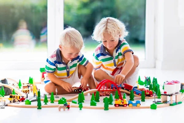 Дети играют с игрушечный поезд. Шпалы железнодорожные деревянные детские — стоковое фото