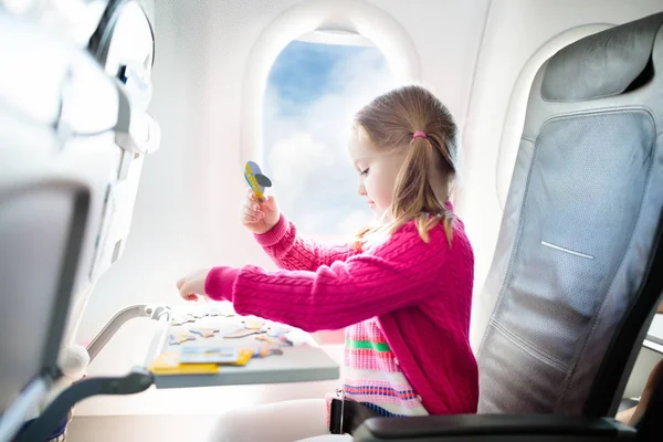 Ребенок в самолете. Летайте с семьей. Дети путешествия — стоковое фото