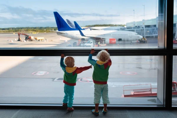 Дети путешествия и летать. Ребенка на самолет в аэропорту — стоковое фото