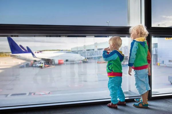 Дети путешествия и летать. Ребенка на самолет в аэропорту — стоковое фото