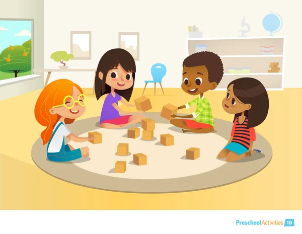 Дети сидят в кругу на круглый ковер в классе детского сада, играть с блоками деревянных игрушек и смеяться. Обучение через концепцию развлечений. Векторная иллюстрация для flyer, веб-сайт, Афиша, баннер — стоковый вектор