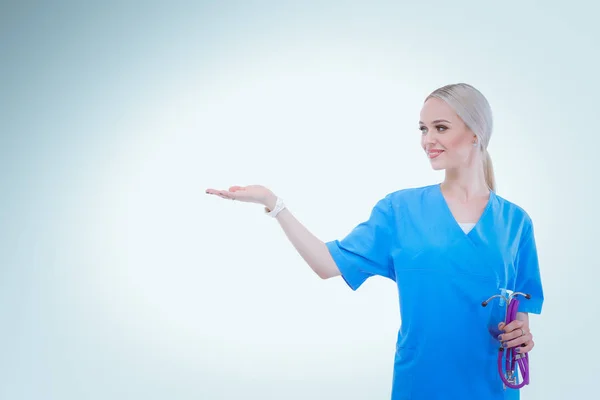 Портрет женский врач указывая, макро, изолированные на белом фоне. Женщина-врач — стоковое фото