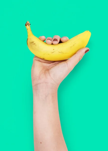 Рука держит банан — стоковое фото