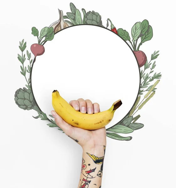 Женщина, держащая банан — стоковое фото