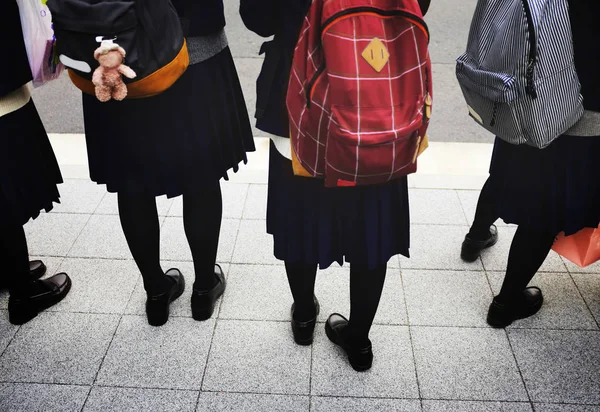 Школьники с Рюкзаки — стоковое фото