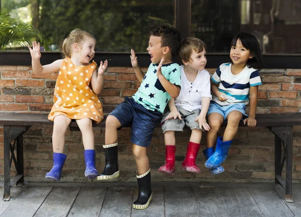 Группа детей детского сада, размещения на открытом воздухе — стоковое фото
