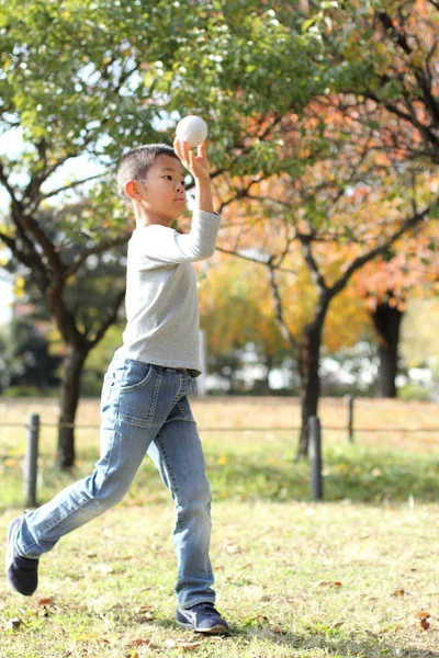 Japanese boy playing catch (first grade at elementary school) — стоковое фото