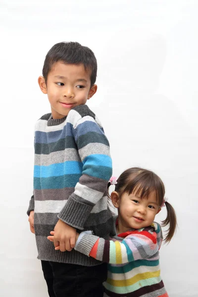 Japanese brother and sister (7 years old boy and 2 years old girl) — стоковое фото