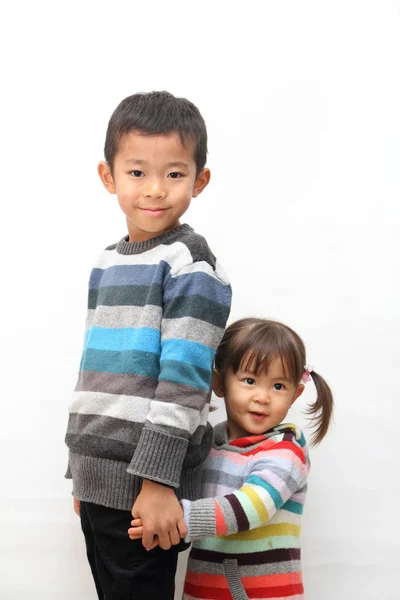 Japanese brother and sister (7 years old boy and 2 years old girl) — стоковое фото